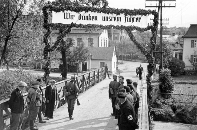 Граница Германии и Чехии, приветственный плакат: «Мы благодарны нашему Вождю». 7 октября 1938 года.