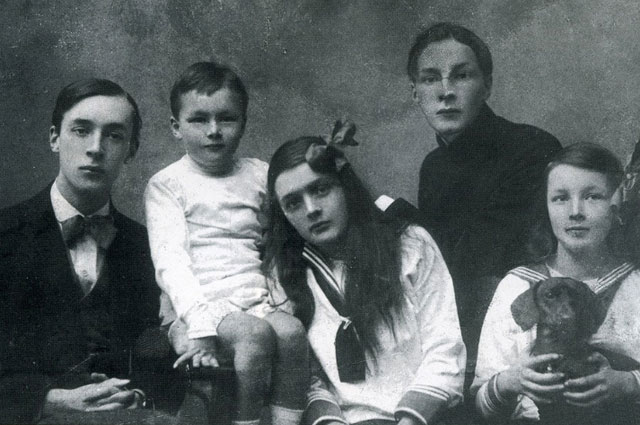 Владимир Набоков (слева) и его братья и сёстры (слева направо): Кирилл, Ольга, Сергей и Елена. Фотография сделана в 1918 году.