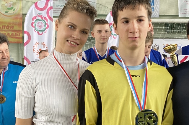 Юлия Митрофанова - начальник ССО и СМИ награждает лучших игроков турнира по футболу.