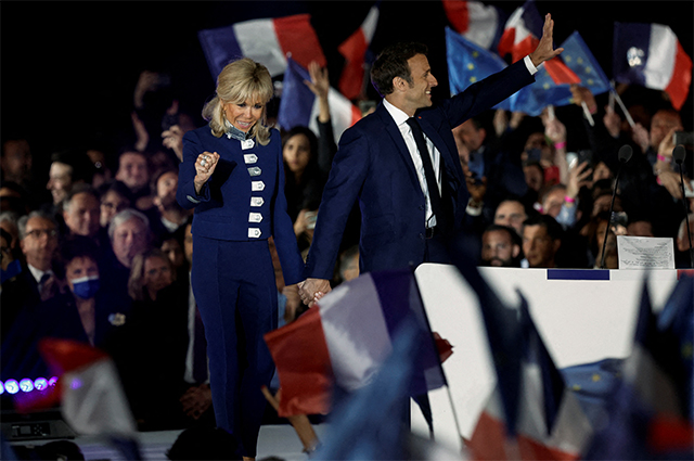 Президент Франции Эммануэль Макрон с первой леди Франции Брижит Макрон после переизбрания президентом по результатам второго тура президентских выборов во Франции.