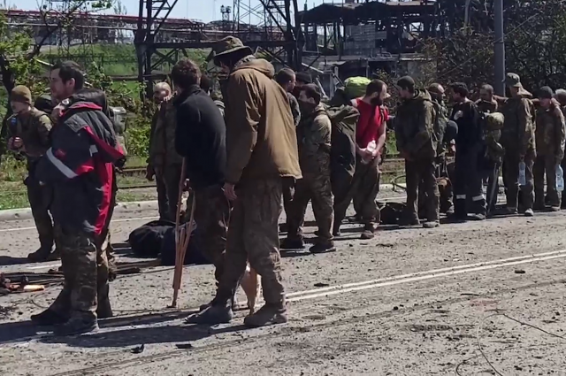 Нацистские преступники украинского националистического подразделения «Азов» сдаются в плен русским солдатам. 