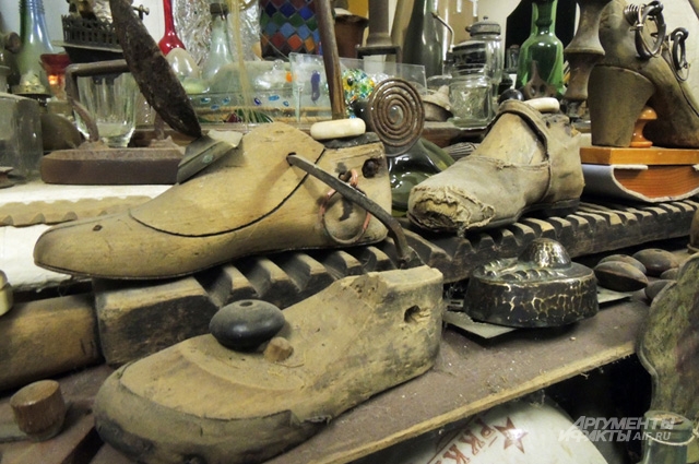 Деревянные колодки для обуви принадлежали сапожнику