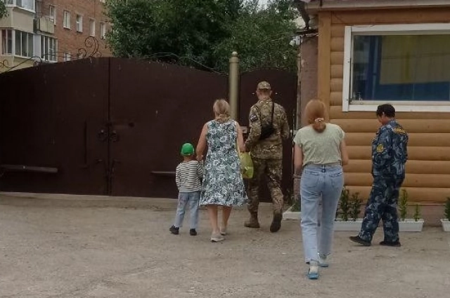 Максим ушёл из реабилитационного центра вместе с папой и бабушкой. Скоро к их семье присоединятся ещё двое младших братьев.