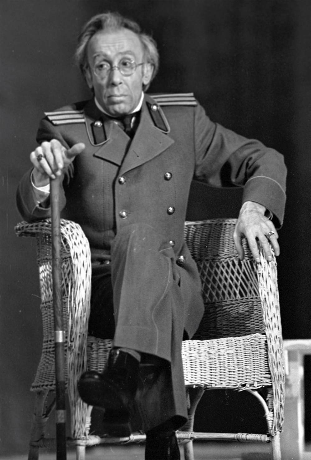 Заслуженный артист РСФСР Валентин Никулин в роли Чебутыкина в спектакле по пьесе А. П. Чехова «Три сестры» на сцене московского театра «Современник». 1982 г.