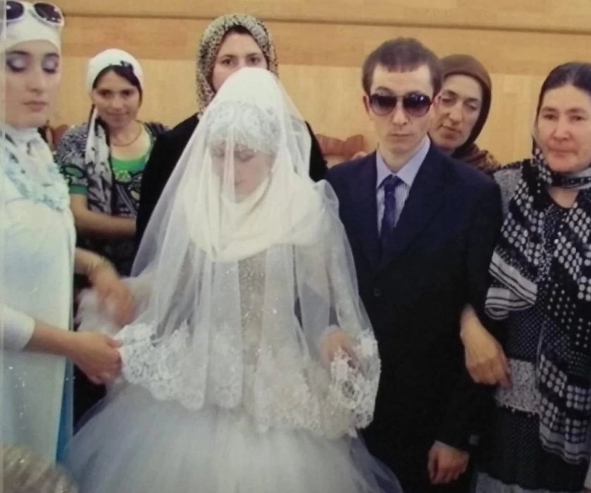 Молодые поженились по большой любви в браке были счастливы..