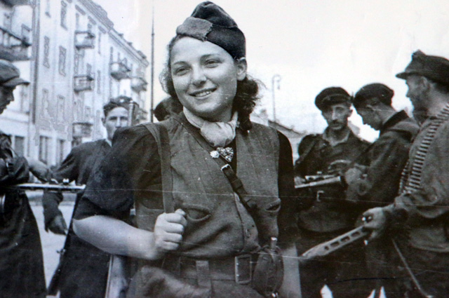 Сестра Арада, партизанка Рахиль после освобождения Вильнюса, 1944 год.