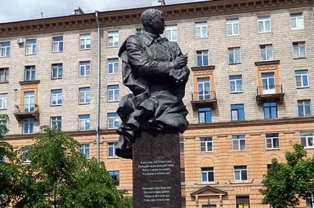 Татарский поэт Муса Джалиль начал свой боевой путь под Ленинградом. На Васильевском Острове в 2011 году был открыт памятник ему.