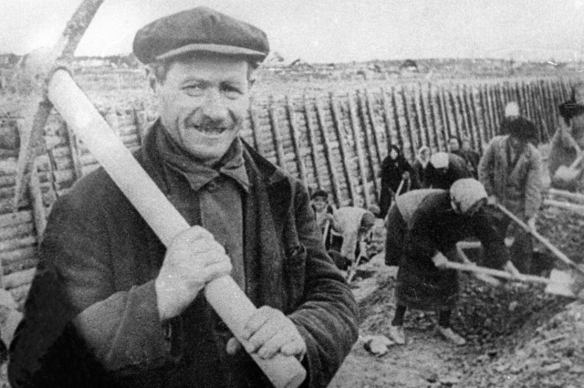 Жители Ленинграда на строительстве участка Лужского оборонительного рубежа, 1941.