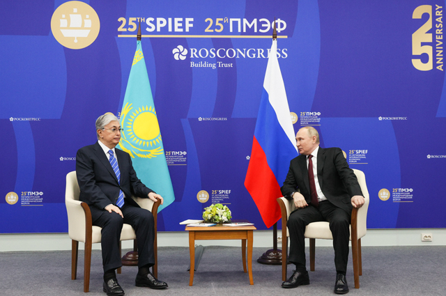Президент РФ Владимир Путин и президент Республики Казахстан Касым-Жомарт Токаев во время встречи на XXV Петербургском международном экономическом форуме.