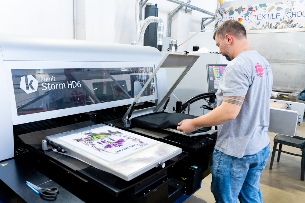 Печать рисунка на ткань – процесс многоступенчатый.