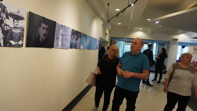В фойе Дома кино проходит фотовыставка, посвященная 100-летию армянского кино. 