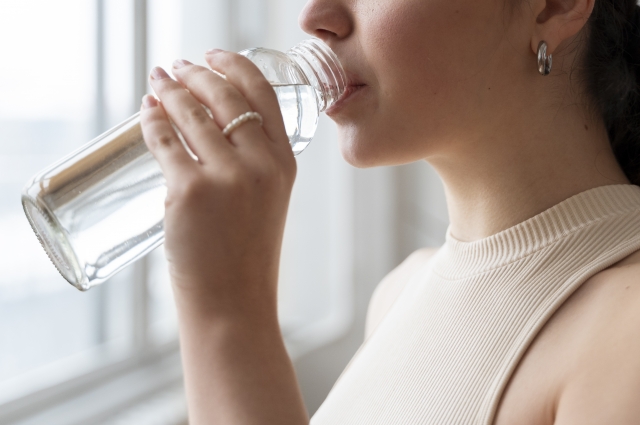 Врачи рекомендуют пить как можно больше воды во время гриппа. 