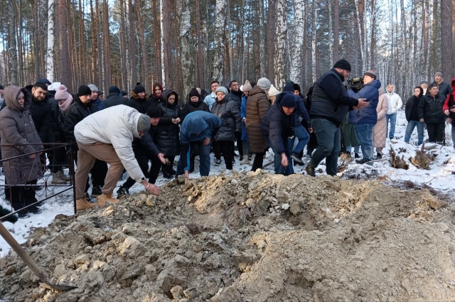 На похороны приехали множество людей из разных регионов страны. 