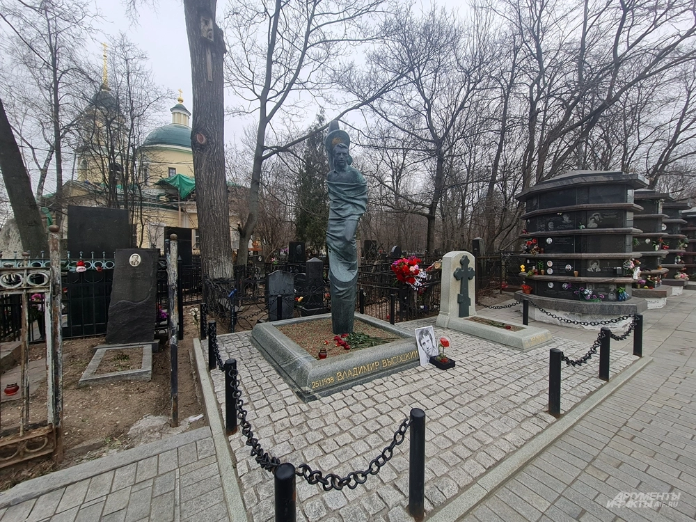 Подрос с момента похорон. Как выглядит сейчас могила Владимира Высоцкого