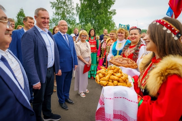 Губернатора угостили национальной выпечкой.