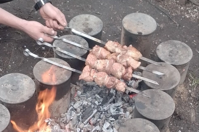 Пожарить шашлыки – маленькая радость на передовой.