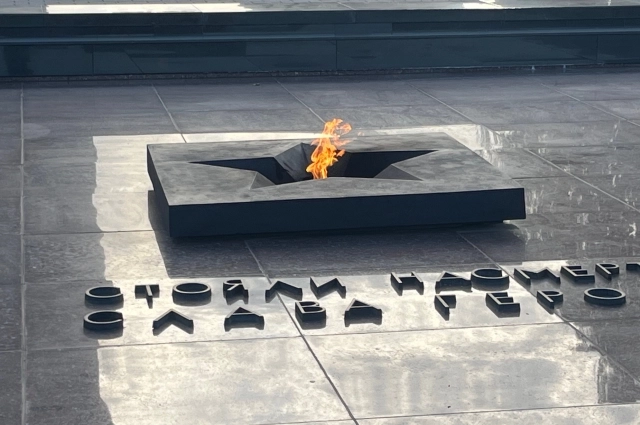 Вечный огонь расположен в парке Урицкого.