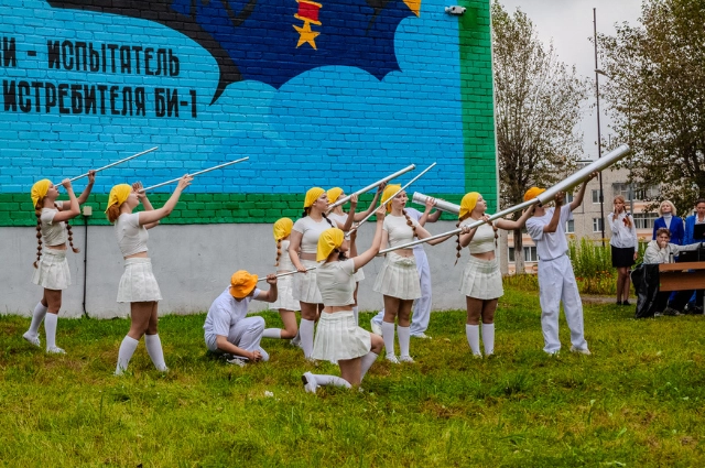 «Истребитель в небесном просторе». В Билимбае открыли «авиационный» мурал 