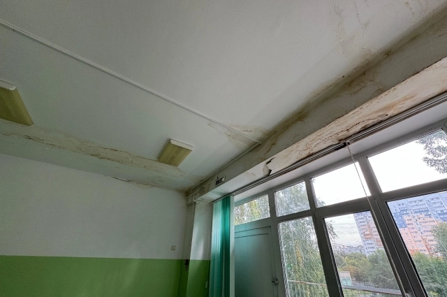 В этом году ситуация стала критической. После якобы полуторамесячного ремонта родители вновь обнаружили в спальне обрушенную штукатурку и капающую из стыка перекрытия потолочных плит воду. 