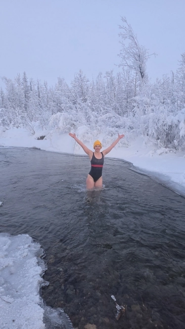 Наталья три года занимается моржеванием и зимним плаваньем