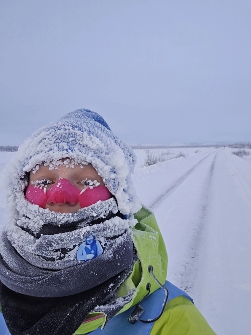ицо участники защищают специальными пластырями-тейпами, некоторые надевают маски, согревающие воздух