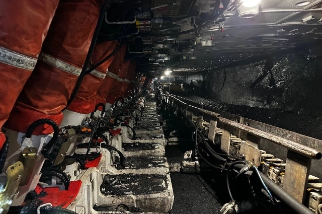 В лаве 26-72 установлены новые секции механизированной крепи.