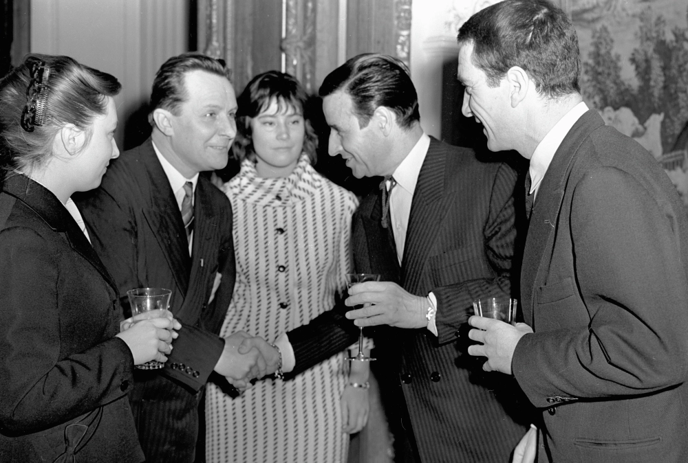 Актриса Татьяна Самойлова (в центре), французский кинорежиссер Кристиан Жак (второй справа) и отец Татьяны Самойловой актер Евгений Самойлов (второй слева) после вручения Т. Самойловой приза «Победа» за участие в фильме «Летят Журавли». 1960 г.