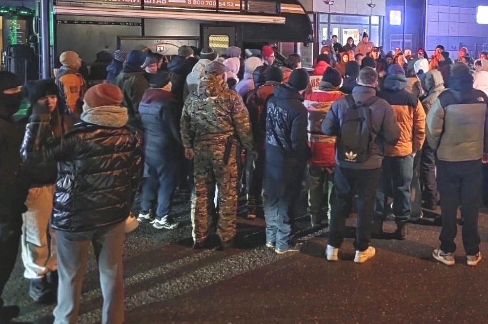 В поисках задействованы десятки людей.