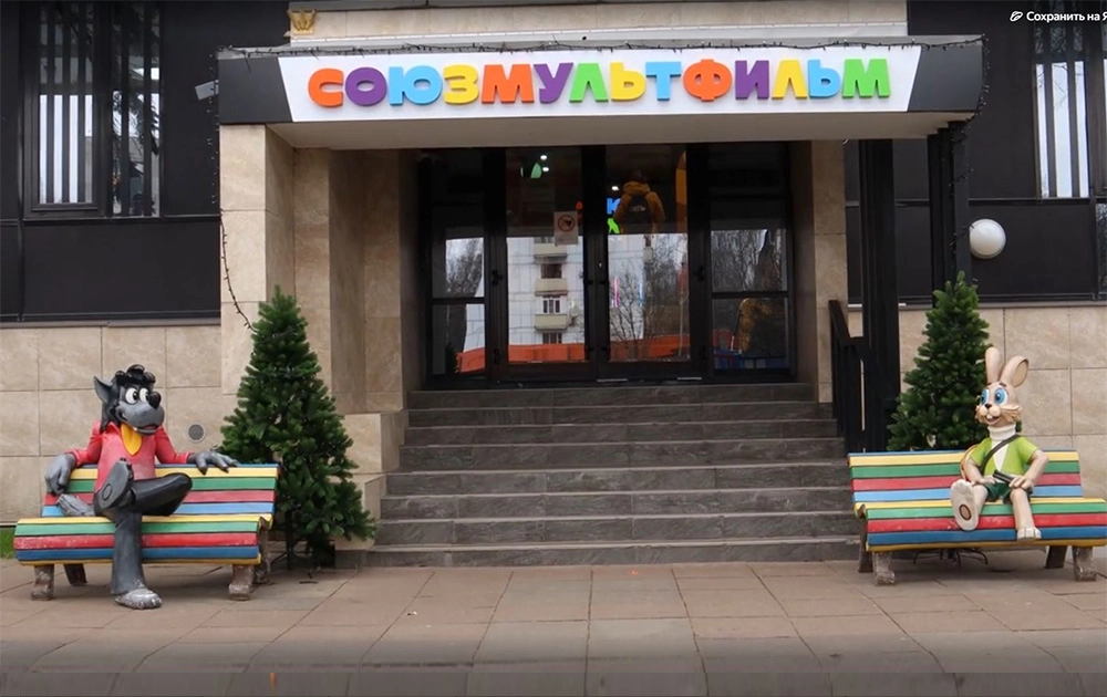 На улице Академика Королёва расположились на ярких лавочках Волк и Заяц из мультфильма «Ну, погоди!».