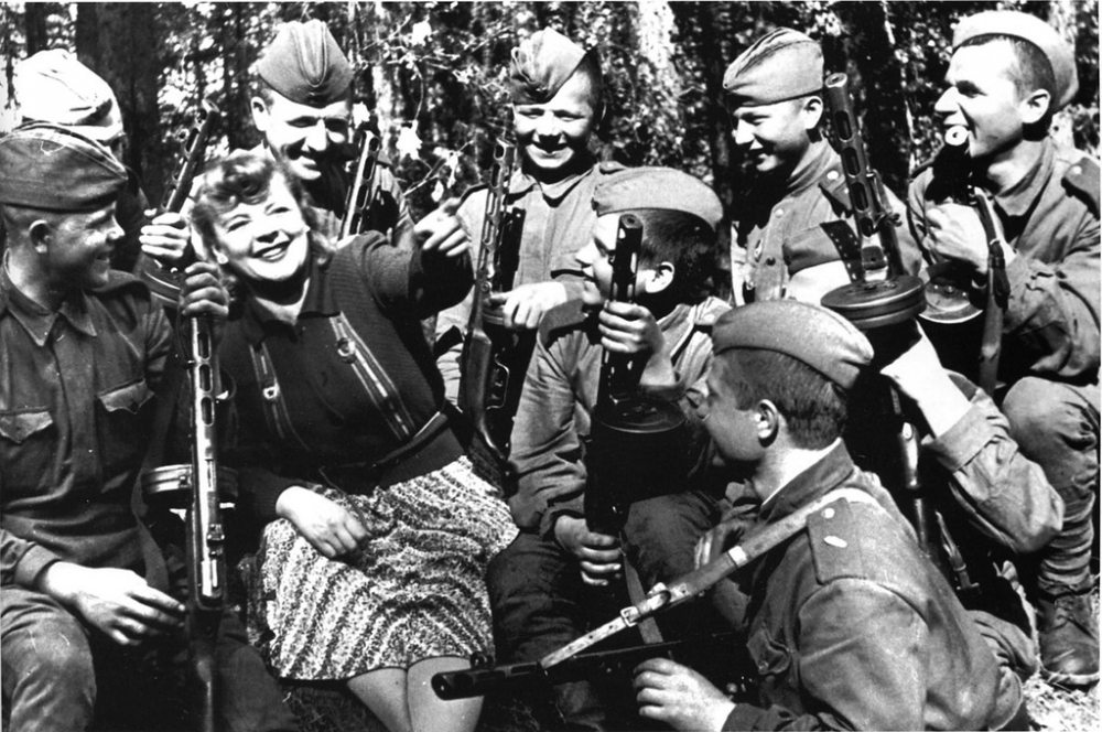 Зоя Федорова в перерыве концерта с бойцами Красной Армии, 1943 год.