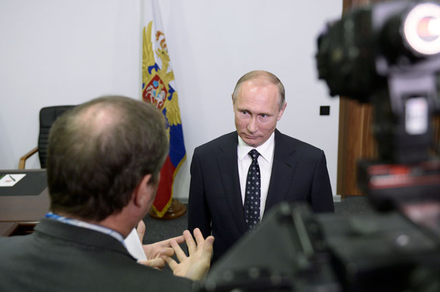 Президент РФ Владимир Путин во время интервью французским журналистам телеканала TF1. 