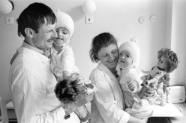 Счастливые родители и девочки после операции в НИИ им. Бурденко, 1989 г.