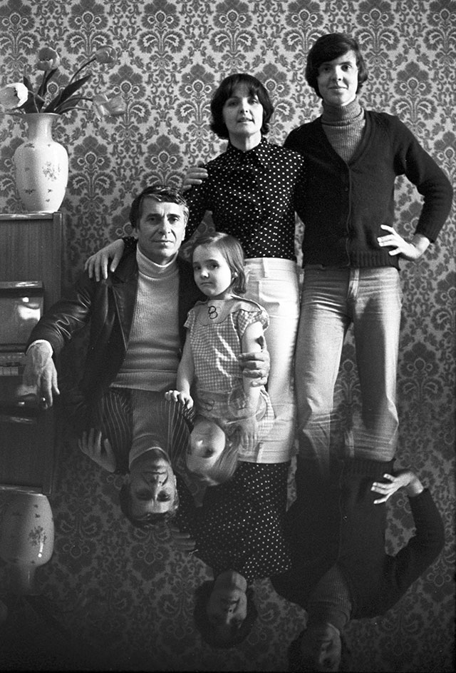 Народная артистка СССР Ада Роговцева, её муж — Константин Степанков, сын Костя и дочь Катя.