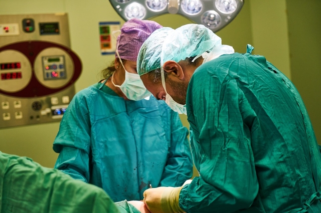 Хирурги во время операции.