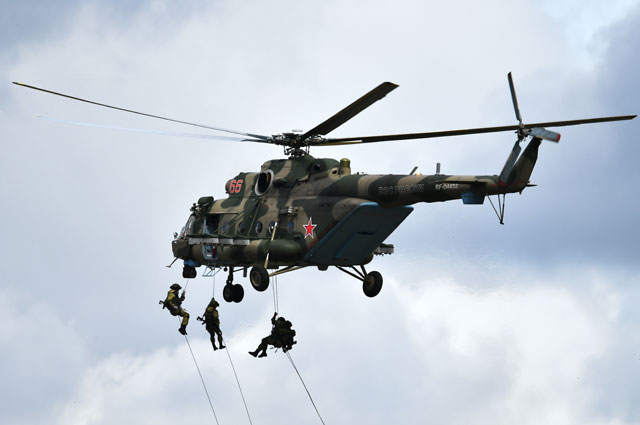 Вертолёт Ми-8 на этапе конкурса «Авиадартс» участвует в высадке десанта.