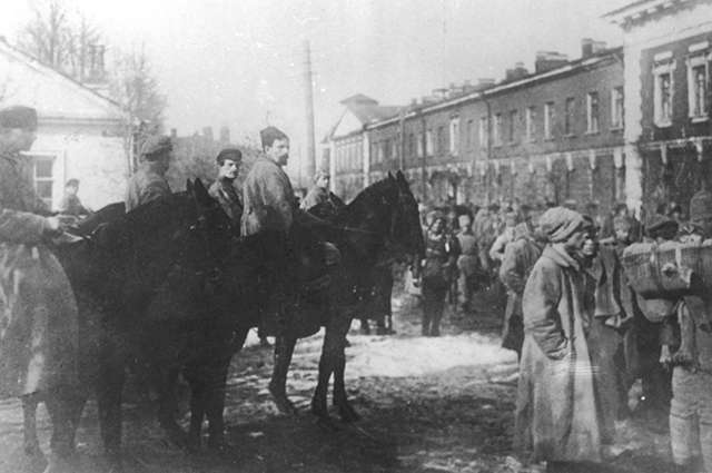 Участник подавления Кронштадтского восстания Павел Дыбенко (в центре)