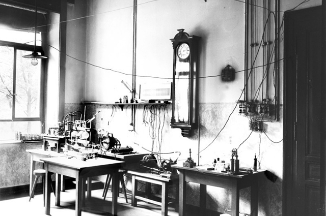 Лаборатория Рентгена в 1895 году в бывшем физическом институте Вюрцбургского университета.