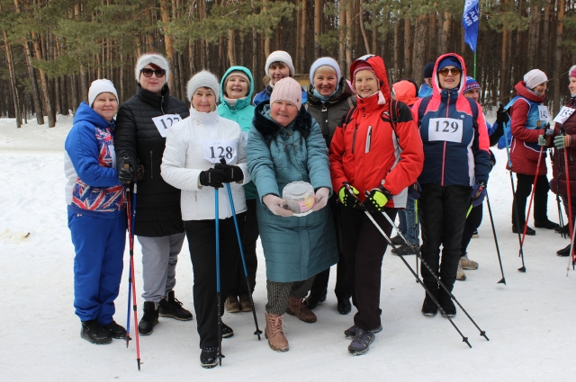 Команда «Заречные девчата» на соревнованиях по скандинавской ходьбе. 