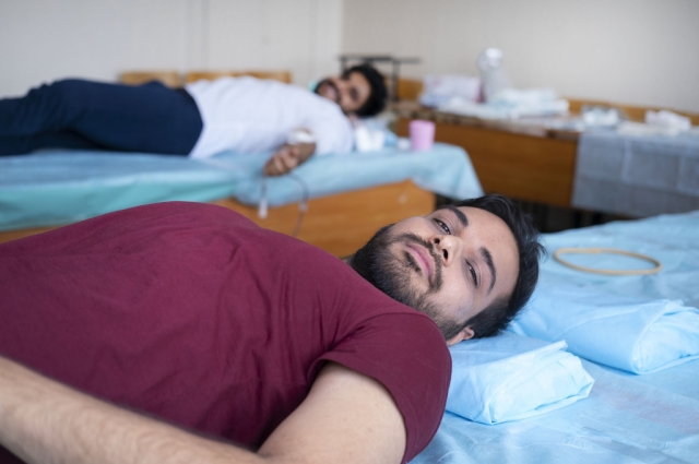 «Волонтёры-медики», среди которых и иностранные студенты, участвуют в донорстве крови, понимая, что это спасёт чью-то жизнь.