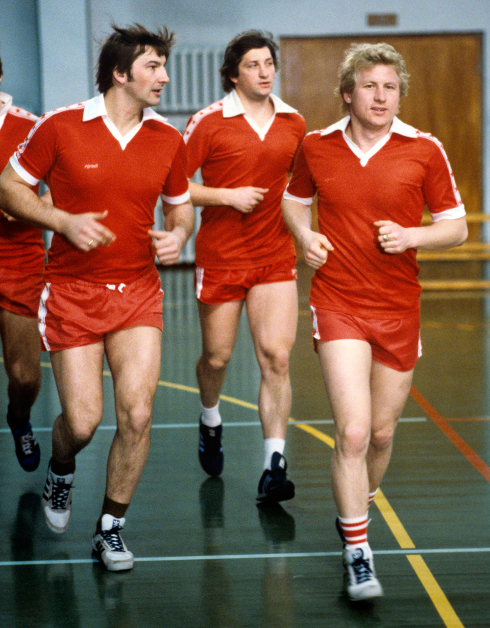 Члены сборной команды СССР по хоккею с шайбой, чемпионы XIV зимних Олимпийских игр в Сараево 1984 года Владислав Третьяк, Сергей Капустин и Владимир Мышкин (слева направо) на тренировке.