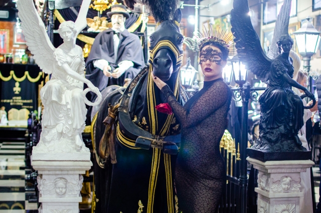 Блогер Ольга Платонова пришла на мероприятие в костюме богини смерти
