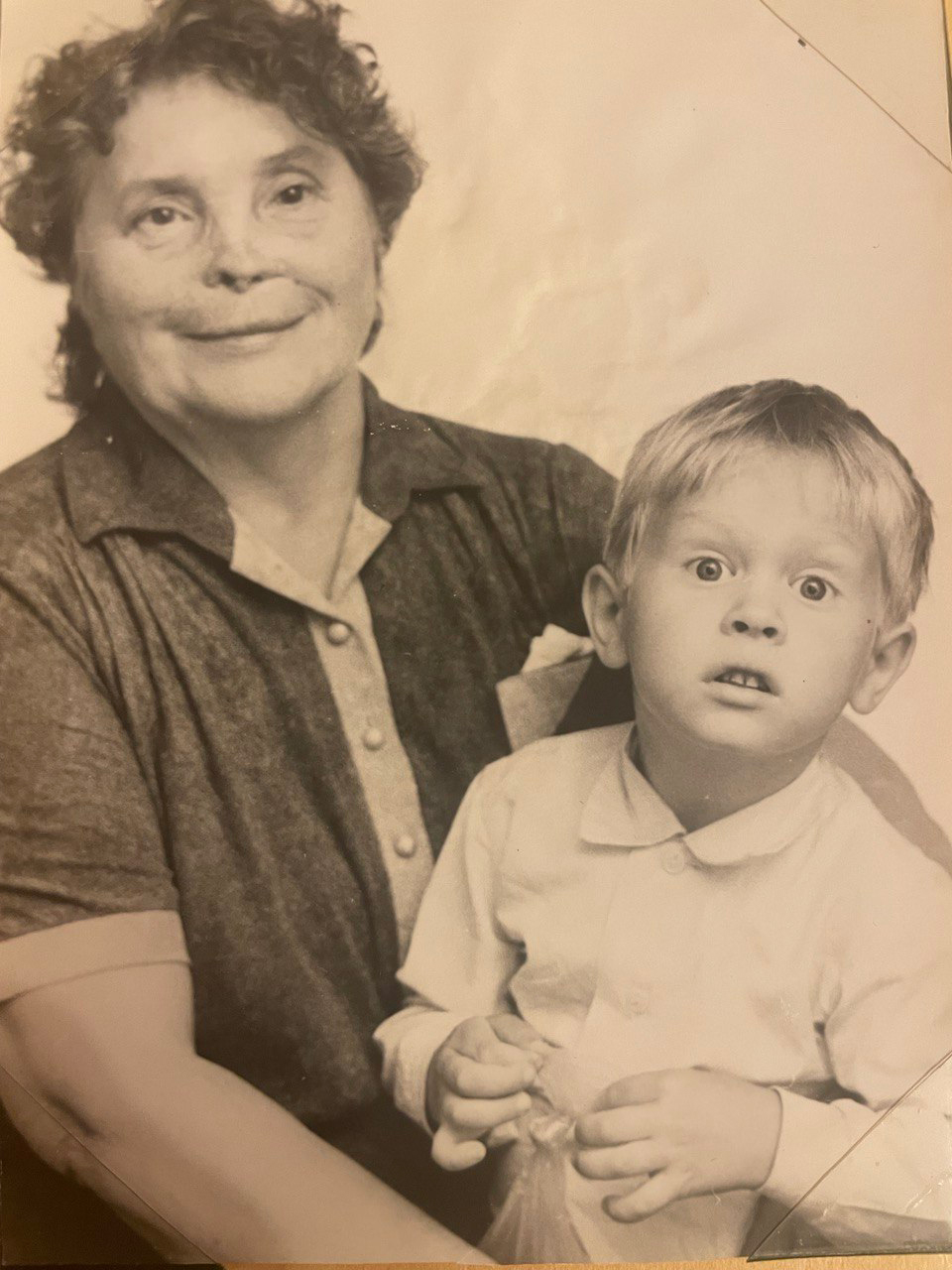 Анна Шокпутова с внуком Антоном.