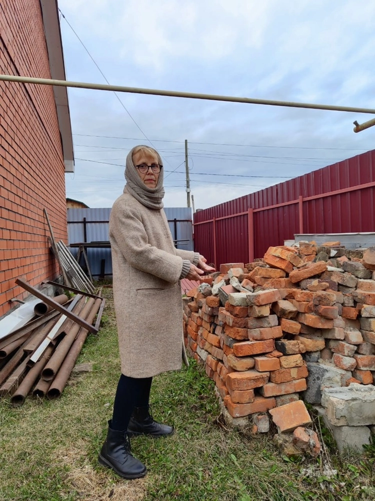 Разобранный для ремонта дороги гараж.