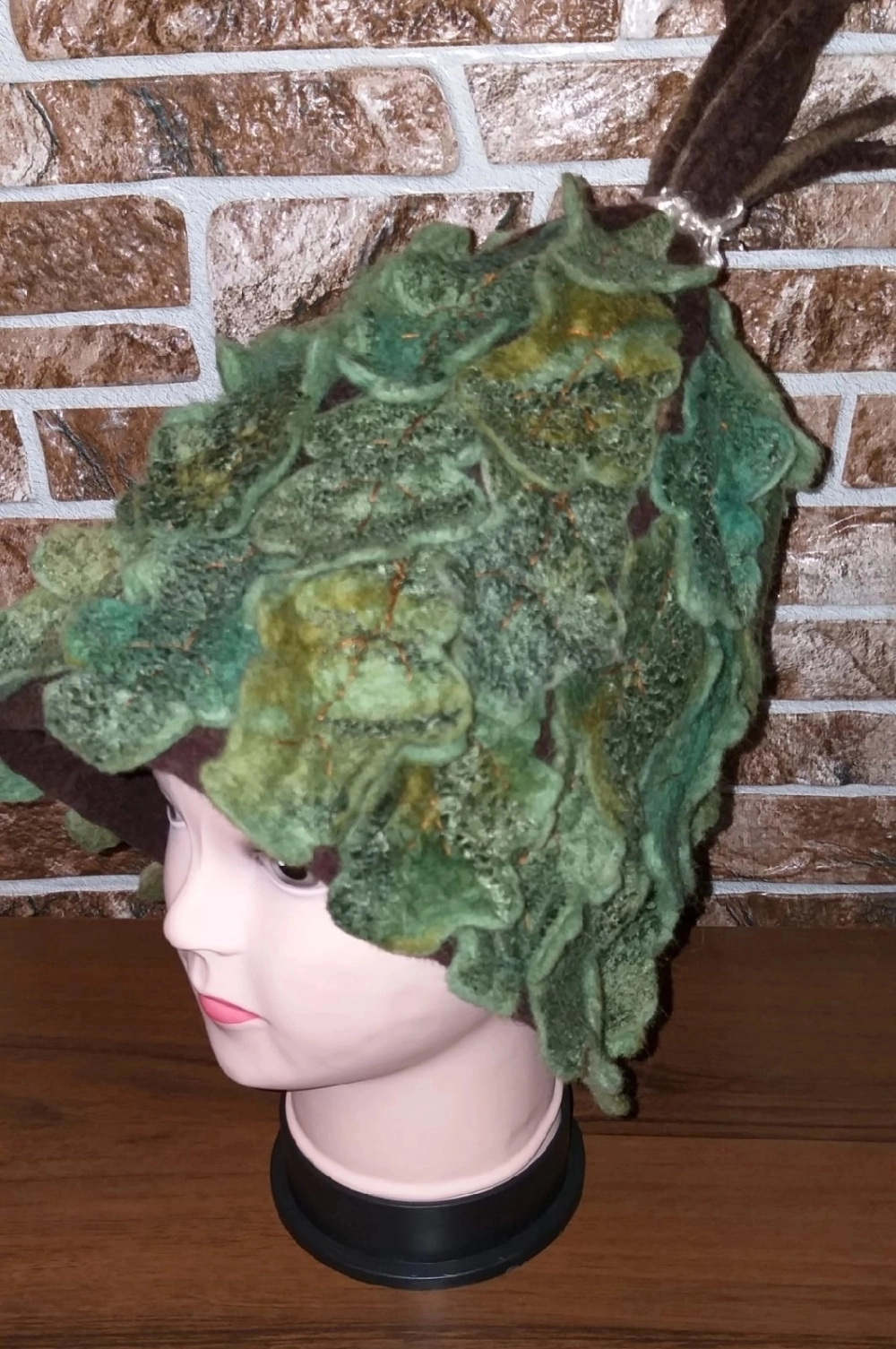 Делает мастерица из Пскова и банные шапки