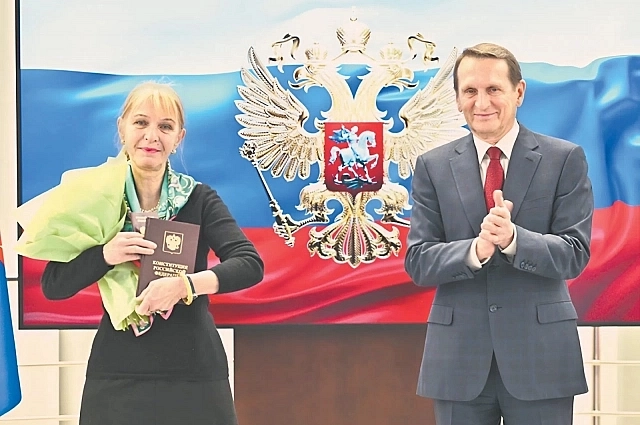 Гражданка РФ Изабель Пак вместе с директором СВР Сергеем Нарышкиным.