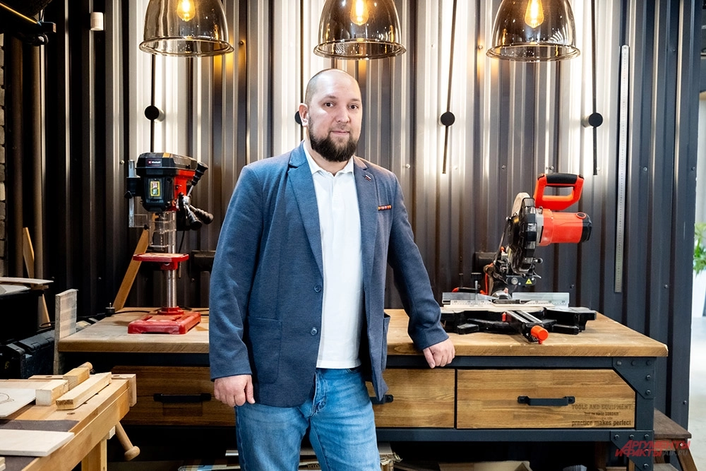 Николай работает в оборудованной в центре мастерской «Гараж» с вернувшимися домой бойцами, в первую очередь с ампутантами: помогает им адаптироваться.