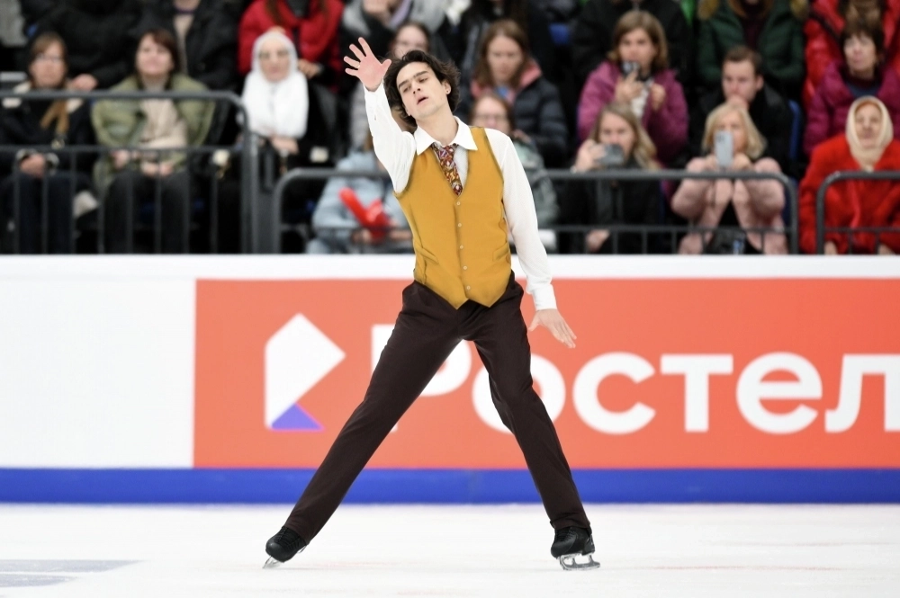Макар Игнатов выступает в произвольной программе мужского одиночного катания на 4-м этапе Гран-при России по фигурному катанию в Москве.