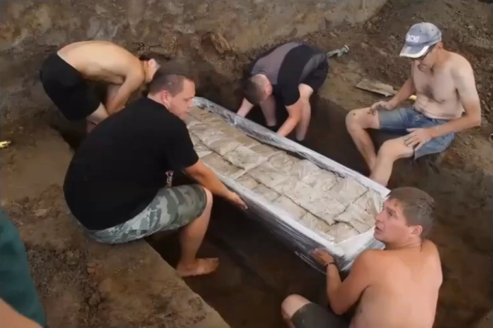 Саркофаг извлекали с особой осторожностью.