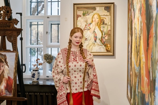 Вокруг «игрушечного царства» разворачивается сказочно-живописный мир современных художников.