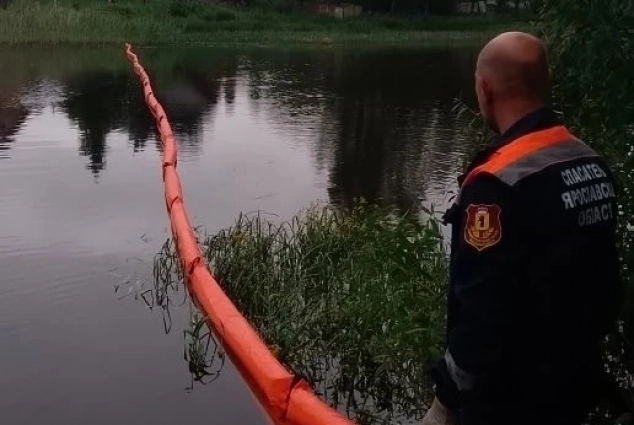 Плавучие барьеры установили практически сразу.